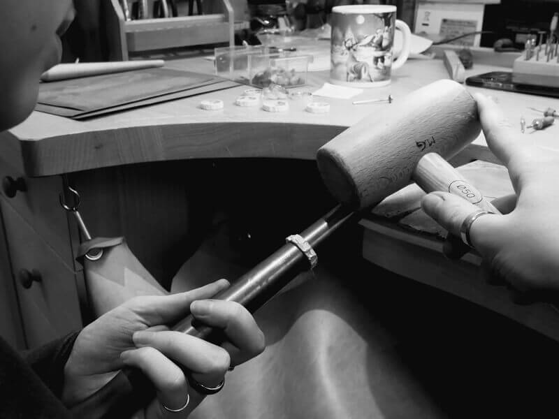 Photo de la mise à taille d'une bague, créer ses alliances Hauts-de-france.